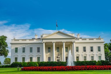 Washington 'daki Beyaz Saray. Amerikan başkanlık konutu. Beyaz Saray ve demokrasi. Beyaz Saray binası. Federal hükümet. Beyaz Saray ve Amerikan bayrağı