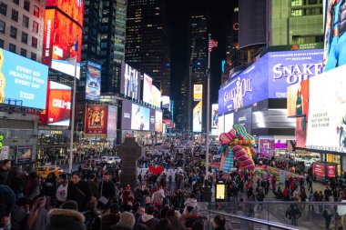 New York City, Times Meydanı, Eylül 2024. Geceleri New York şehrinin silueti. NYC Times Meydanı ışıkları. Manhattan 'daki Broadway caddesi. Akşam 7. Cadde 'de. Times Meydanı neon ışıkları. Times Meydanı 'nda Turist