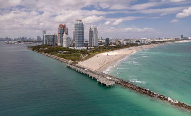 Miami Beach silueti. Miami yukarıdan. Miamis 'in ünlü simgeleri. Gökdelenleri olan South Pointe plajı. Miami şehri panoraması. Miami ufuk çizgisi ve okyanus. Güney Florida. Canlı Güney Sahili