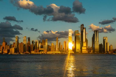 Gökdelenleri olan New York gökdelenleri. Manhattan ve Brooklyn. Hudson Nehri manzaralı New York City silueti. New York şehir merkezi. Rıhtımdan New York 'a. New York Kulesi