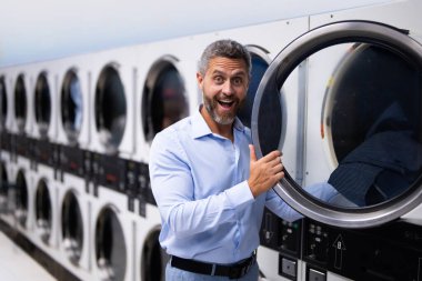 Yoğun program ve zaman yönetimi. Planlandığı gibi etkili bir planlama. Halka açık çamaşırhanede iyi organize olmuş bir adam. İş-yaşam dengesi. Yetişkin bir iş adamı için yoğun bir program. Yoğun zamanlama