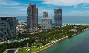 Güney Miami 'nin en iyi manzarası. Miami 'nin ünlü sahil şeridinin insansız hava aracı görüntüsü. Gökdelenleri olan Miami gökdelenleri. Yazın Miami 'nin hava manzarası. Gökdelenleri olan Miami kıyısı