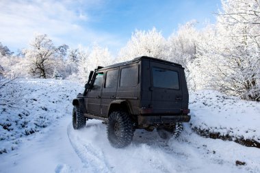 01.02.2021, Karpatlar. Karlı dağlarda arazi aracı. 4x4 jipli bir kış seferi. Kış doğasında zorlu bir off-road gezisi. Off-road arabalı dağ yolu. Karlı yolda macera gezisi