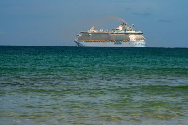 Okyanusta bir gemi turu. Okyanustaki lüks gemi su dalgaları. Yolcu gemisi olan Miami Plajı. Turkuaz su ve yolcu gemisi. Kıyıya yakın bir turist gemisi. Okyanus dalgaları ve gemi teknesi