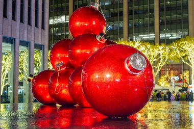 New York 'ta kış. New York, New York Şehri Noel 'i kutluyor. Manhattan, kışın şehir merkezinde. New York, Manhattan kış tatillerinde. Manhattan 'da dev Noel süsleri