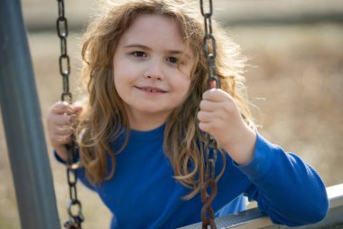Çocuk zihni hayal gücüyle dolu. Sarışın çocuk barışçıl düşünüyor. Küçük hayalperest. Çocuk hayal etme konsepti. Açık hava çocuk portresi. Hayalci çocuk suratı. Çocukların rüya gibi ifadesi. Çocuklar ilham ile yüzleşir