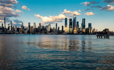 New York 'ta. Yükselen gökdelenleri olan New York gökdelenleri. Manhattan ve Hudson Nehri. New York 'un panoramik şehri. Şehir merkezindeki New York 'ta. New York silueti. New York gökdelenleri yansıtıyor