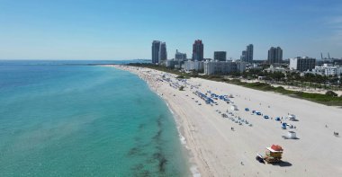 Miami Plajı. Skyline hava görüntüsü. Miami şehri. Tropik Miami sahili. Miami bölgesi gökyüzü manzarası. Meşhur okyanus kıyısında. Panoramik kıyı şeridi. Güney sahili manzarası