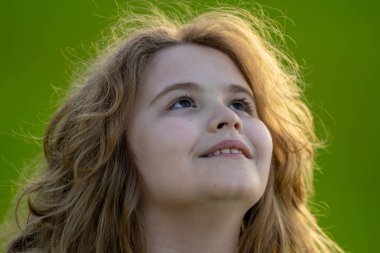 Çocuk başka tarafa bakıyor ve hayal kuruyor. Çocuk hayalperesti şüpheli bir bakışla düşünür. Rüya gören bir çocuğun portresi. Rüya gören ergen bir çocuk rüyada kayboldu. Hayal kuran çocuk. Hayal kuran çocuk. Çocuklar rüya görür