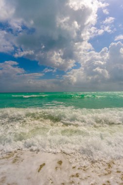 Sakin deniz dalgası hareketi. Yaz deniz esintisi. Deniz doğası arka planı. Huzurlu bir tatil yeri. Rüya gibi okyanus ufku. Sahil cenneti duvar kağıdı. Deniz köpüğü dalgaları. Manzaralı tropikal seyahat