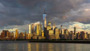 New York 'ta. Yükselen gökdelenleri olan New York gökdelenleri. Manhattan ve Hudson Nehri. New York 'un panoramik şehri. Şehir merkezindeki New York 'ta. New York silueti. New York şehir manzarası