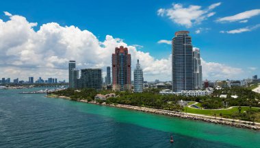 Turkuaz suları olan Miami Plajı 'nın havadan görünüşü. Miami siluetinin insansız hava aracı görüntüsü. South Beach 'in en iyi manzarası. Lüks gökdelenleri ve okyanusları olan Miami şehri. Miami 'nin ünlü sahil şeridi manzarası