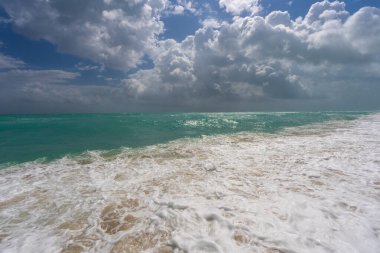 Okyanus dalgası hareketi. Yaz deniz esintisi. Deniz doğası arka planı. Huzurlu okyanus. Rüya gibi okyanus ufku. Kıyı okyanusu cennet duvar kâğıdı. Deniz köpüğü dalgaları. Yaz tropik seyahati