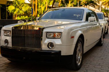 3 Nisan 2025. Miami mi? Rolls Royce lüks araba. Sokaktaki hayalet Rolls Royce. Özel lüks otomobil. Rolls Royce V12 motoru. Klasik Rolls Royce araba tasarımı.