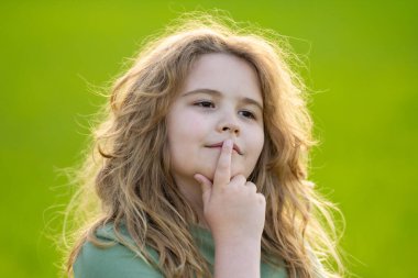 Çocuk başka tarafa bakıyor ve düşünüyor. Çocuk hayalperesti şüpheli bir bakışla düşünür. Bir çocuk portresi derin düşün. Hayalperest ergen çocuk düşüncelere daldı. Düşünceli yüzlü zeki çocuk. Hayal kuran çocuk. Çocuklar düşünüyor