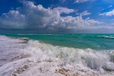 Deniz dalgaları, yaz arkaplanı. Fırtınalı deniz dalgaları. Yaz denizi dalgası. Köpüklü deniz dalgaları. Yaz okyanus esintisi. Rüya gibi yaz sahili geçmişi. Okyanus dalgaları