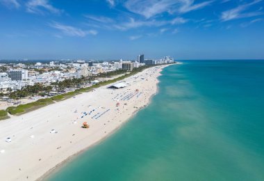 Miami Sahili şehir manzarası. Miami yaz havası manzarası. Miami sahil şeridi. Güney Sahili Miami hava manzarası. Florida 'daki mavi okyanus silueti. Okyanus kıyısında. İHA 'dan gökdelen gökdeleni