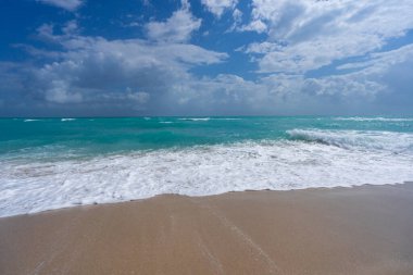 Sahne arkası manzarası. Seyahat cenneti. Suyun üzerinde sıcak güneş ışığı. Kristal kadar berrak tropik bölgeler. Plaj duvar kâğıdı. Okyanus fırtınası güzeli. Idyllic sahil inzivası. Taze deniz esintisi. Koyu mavi deniz