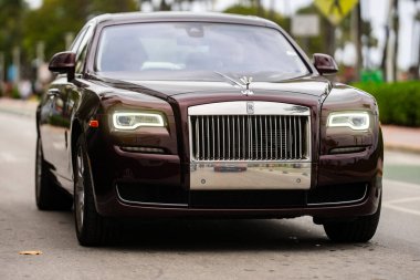 3 Nisan 2025. Miami mi? Rolls Royce 'un lüks arabası. Sokaktaki hayalet Rolls Royce. Özel lüks otomobil. Rolls Royce V12 motoru. Süper araba sürüşü. Klasik Rolls Royce araba tasarımı.