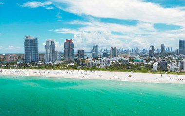 Turkuaz suları olan Miami Plajı 'nın havadan görünüşü. Miami siluetinin insansız hava aracı görüntüsü. Güney Miami Sahili 'nin en iyi manzarası. Lüks gökdelenleri ve okyanusları olan Miami şehri. Miamis 'in ünlü sahil şeridi manzarası