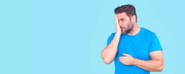 Endişeli ve endişeli bir adam. Endişeli Adam zihinsel sağlık sorunları, endişe, hayal kırıklığı ve duygusal stres yaşıyor. Stres hisseden endişeli bir adam. Endişeli ifade