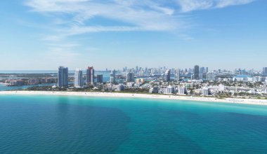 Miami Sahili ufuk çizgisi hava manzarası. Miami 'den İHA' ya. Tropik Miami manzarası. Miami bölgesi gökyüzü manzarası. Meşhur okyanus kıyısında. Panoramik kıyı şeridi. Güney sahili manzarası. Yaz tatili titreşimleri