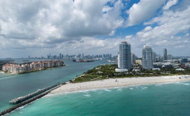 Mavi gökyüzünde Miami Plajı. Skyline hava görüntüsü. Miami şehri. Tropik Miami manzarası. Miami bölgesi gökyüzü manzarası. Meşhur okyanus kıyısında. Panoramik kıyı şeridi. Güney sahili manzarası. Yaz tatili titreşimleri