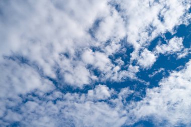 Güneşli bulutlu gökyüzü. Gökyüzünde kümülüs bulutları. Bulut duvar kağıdı. Gökyüzü arka planı. Güneşli bulutlu bir gökyüzü. Beyaz bulutlar duvar kağıdı. Mavi gökyüzü ve beyaz bulutlar. Idyllic bulut