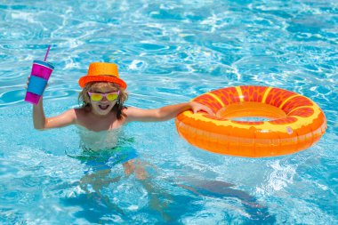 Çocuk havuzda oynuyor. Yaz tatili kavramı. Yaz çocukları sahilde deniz suyunda portre yapar. Yaz çocukları kokteyli