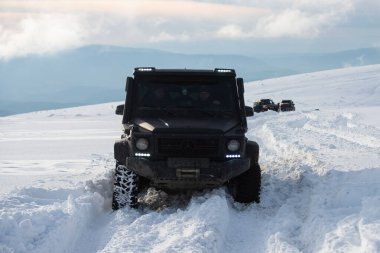 01.02.2021, Karpatlar. Off-road sezonu. 4x4 ile kışın off-road seferi. Kış doğasında zorlu bir off-road gezisi. Off-road arabalı dağ yolu. Karlı yolda macera gezisi