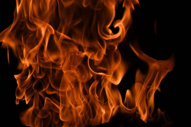 Siyah arka planda yangın alevleri. Ateş, izole edilmiş, soyut bir yapı. Yanan ateşle yanan efekt