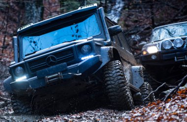 04 numara. - 30. 2025, Karpatlar. Off-road SUV dağların içinden geçiyor. Toprakta off road. Dağlar ve off-road için patikalar. Aşırı off-road sürüşü. 4x4 araçlı motorlu keşif gezisi. Offroad gezisi