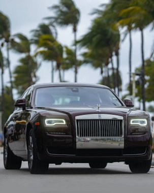 3 Nisan 2025. Miami mi? Rolls Royce lüks araba. Sokaktaki hayalet Rolls Royce. Özel lüks otomobil. Rolls Royce V12 motoru. Süper araba sürüşü. Klasik Rolls Royce araba tasarımı.