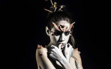 Şeytan boynuzlu mistik kadın. Karanlık fantazideki gizemli kadın. Mistik kadın portresi. Cadılar Bayramı tarzı cadı. Gizemli bir havası olan korkunç bir kadın. Esrarengiz ve mistik tuhaf ruh. Gizemli kız