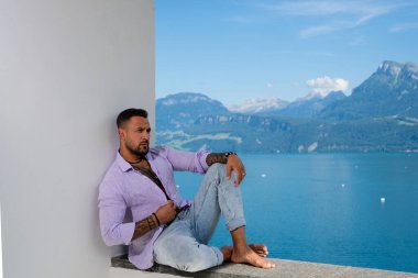 Dağ Alpleri 'ndeki İspanyol adam. Alp Gölü 'nde yakışıklı bir turist. Yazın poz veren güçlü, seksi bir adam. Hayalperest, kaygısız bir gezgin. Açık havada insan özgürlüğü