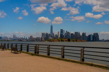 New York 'ta. Yükselen gökdelenleri olan New York gökdelenleri. Manhattan ve Hudson Nehri. New York 'un panoramik şehri. Şehir merkezindeki New York 'ta. New York silueti. New York Binası