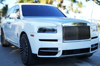 3 Nisan 2025. Miami mi? Rolls Royce lüks araba. Lüks otomobil. Rolls Royce V12 motoru. Süper araba sürüşü. Klasik Rolls Royce araba tasarımı. Zarif Rolls Royce Hayalet