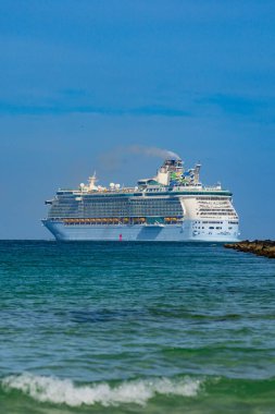Okyanusta bir gemi turu. Denizde lüks bir yolcu gemisi. Yolcu gemisi olan Miami Plajı. Turkuaz su ve yolcu gemisi. Kıyıya yakın bir turist gemisi. Okyanus dalgaları ve tekne. Yaz tatili. Tekne gezisi