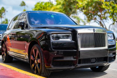 3 Nisan 2025. Miami mi? Rolls Royce lüks araba. Sokaktaki hayalet Rolls Royce. Özel lüks otomobil. Süper araba sürüşü. Klasik Rolls Royce araba tasarımı. Zarif Rolls Royce Hayalet