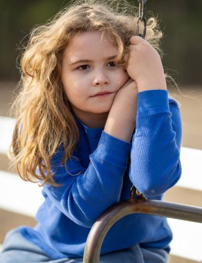 Çocuk zihni hayal gücüyle dolu. Sarışın çocuk barışçıl düşünüyor. Küçük hayalperest. Çocuk hayal etme konsepti. Açık hava çocuk portresi. Hayalci çocuk suratı. Çocukların rüya gibi ifadesi. Çocuklar ilham ile yüzleşir