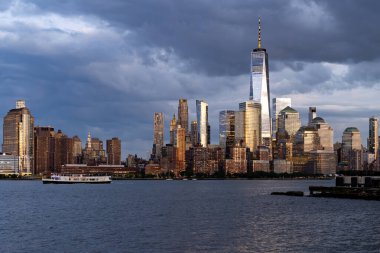 New York City silueti. New York 'taki Manhattan gökdelenleri Hudson Nehri' nin havadan manzarası.