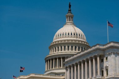 Kongre Washington, DC 'de. Kongre Amerikan demokrasisinin sembolüdür. Kongre Washington, DC 'de. Meclis Binası 'nın tepesinde yükselen kubbe. Kongre yakınlarındaki Washington DC silueti