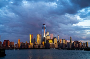 New York 'ta. Yükselen gökdelenleri olan New York gökdelenleri. Manhattan ve Hudson Nehri. New York 'un panoramik şehri. Şehir merkezindeki New York 'ta. New York silueti. New York silüeti