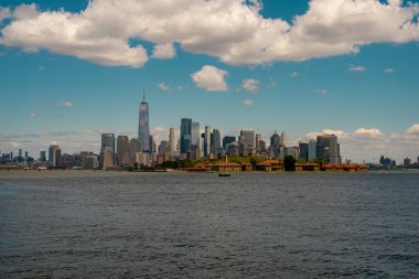 New York 'ta. Yükselen gökdelenleri olan New York gökdelenleri. Manhattan ve Hudson Nehri. New York 'un panoramik şehri. Şehir merkezindeki New York 'ta. New York silueti. New York gökdelenleri yansıtıyor