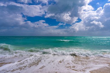 Deniz dalgası. Mavi okyanus dalgaları. Köpüklü dalga. Yuvarlanan deniz dalgaları. Yumuşak deniz sahili dalgası. Yaz Denizi Sahili.