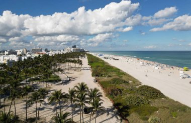 Ufuk çizgisi olan Miami Plajı hava manzarası. Miami yukarıdan. Miamis 'in ünlü simgeleri. Gökdelenleri olan South Pointe plajı. Miami şehri panoraması. Miami ufuk çizgisi ve okyanus. Güney Florida