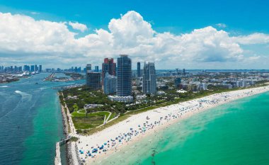 Güney Miami Sahili ve okyanus manzarası. Gökdelenleri olan Miami gökdelenleri. Yazın Miami 'nin hava manzarası. Lüks binaları olan Miami sahili. Miamis 'in ünlü sahil şeridinin insansız hava aracı görüntüsü