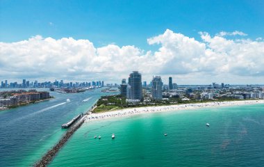 Miami plajı, okyanus gezisi yaz şehri. Miami Beach, South Beach, Florida, ABD. Kıyı şeridi, hava manzarası. Yüksek gökdelenlerin ve okyanusun havadan görünüşü, Miami Beach, Florida, ABD