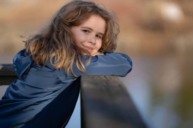 Hayal gücü. Sarışın çocuk hayalleri. Çocuk hayal gücü. Düşünen küçük bir hayal gücü, tasasız bir gün. Mutlu çocuk portresi. Çocuk gözlerinde rüyalar. Çocukluk hayalinin sessiz anı