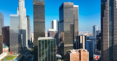 Los Angeles şehri. Los Angeles şehir merkezi hava manzaralı. Los Angeles silueti. Los Angeles gökdelenleri. Los Angeles 'a tepeden bak. Los Angeles şehir merkezi kuleleri. Los Angeles siluetinin panoramik manzarası. Kaliforniya 'daki Amerikan şehri